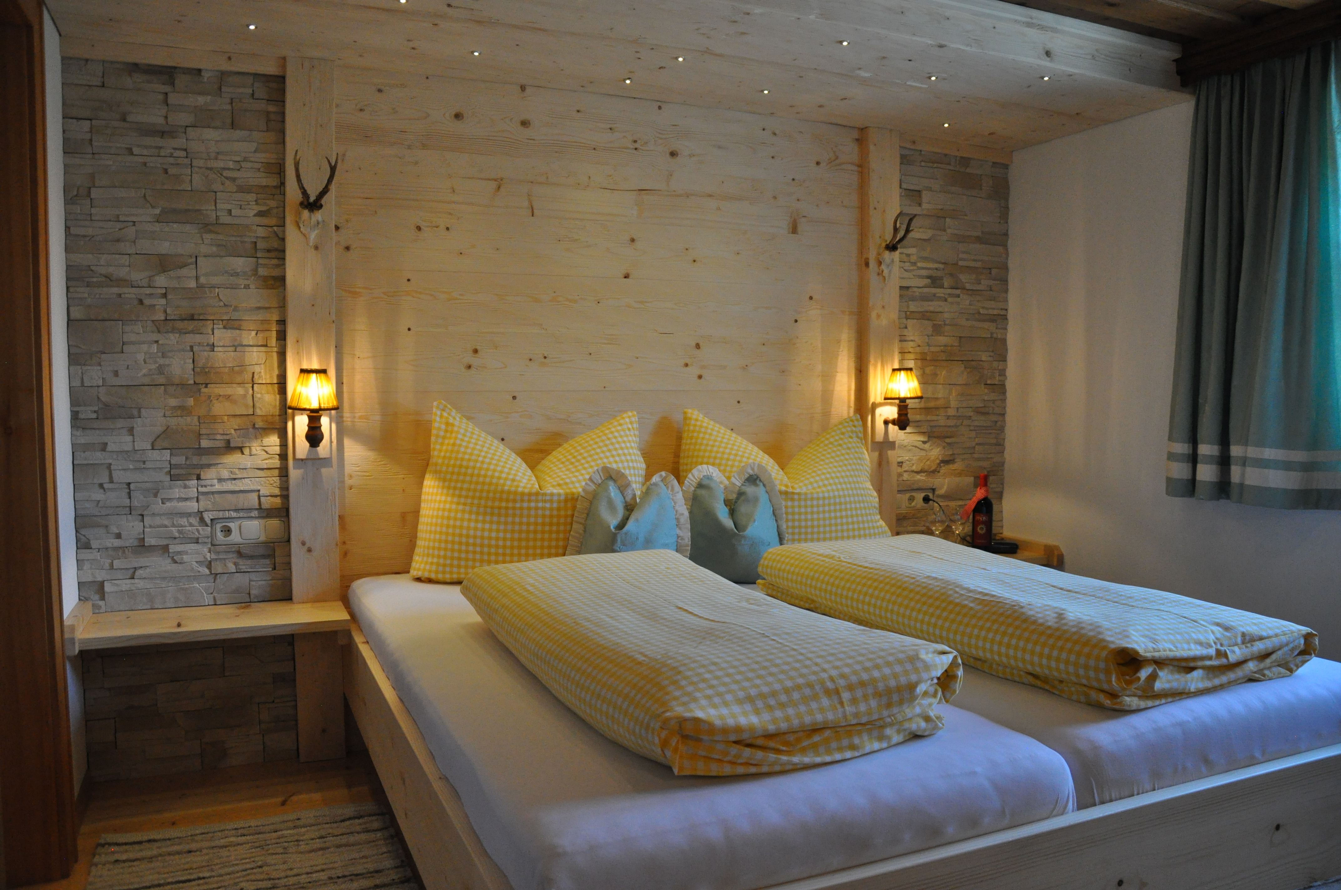 Ein modernes Doppelzimmer im Hotel Maroi, das zeitgemäßen Komfort mit alpiner Eleganz vereint und eine entspannte Atmosphäre bietet.