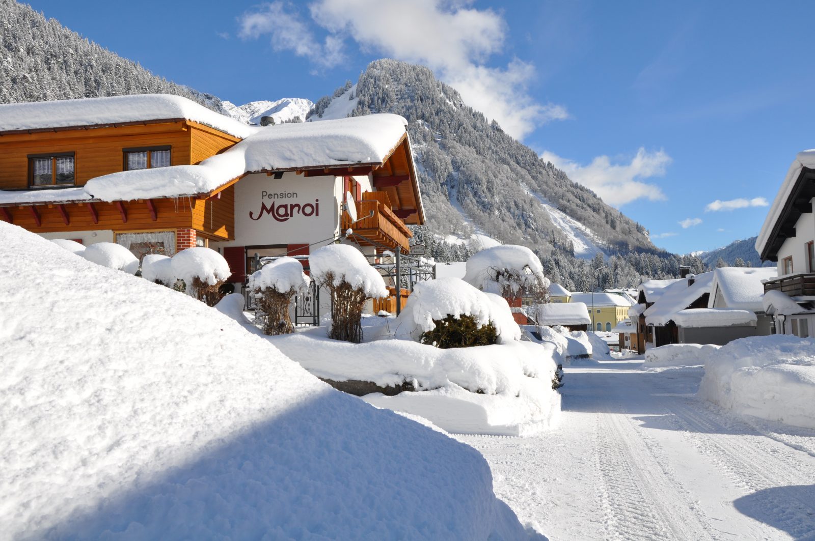 Ein gemütliches 3-Sterne-Hotel mit alpiner Architektur, umgeben von verschneiten Bergen. Das Hotel vereint rustikalen Charme mit modernem Komfort und bietet warme, einladende Zimmer – perfekt für Winterurlauber und Naturliebhaber.